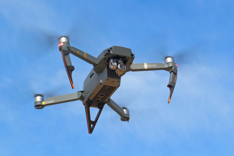 Verkeer op rotonde gefilmd met drone