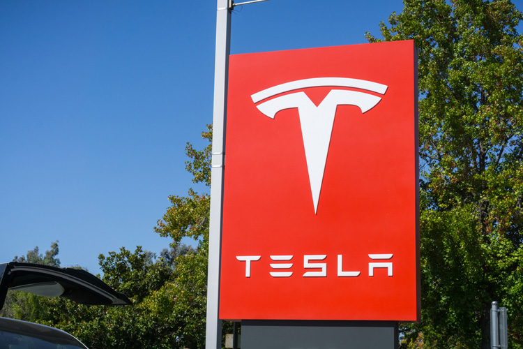Flyover Tesla fabriek in Fremont, Californië