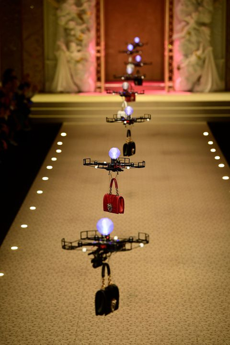 Dolce & Gabbana showt handtassen met drones op de catwalk