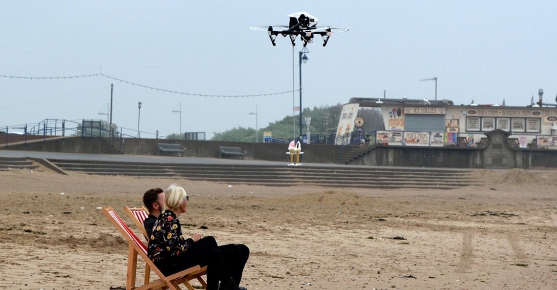 1468395301-dji-inspire-1-bezorgt-ijs-op-het-strand-gps-app-mablethorpe-2016.jpg